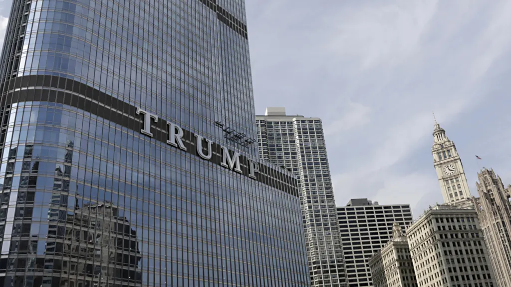 Nápis TRUMP na mrakodrapu Donalda Trumpa