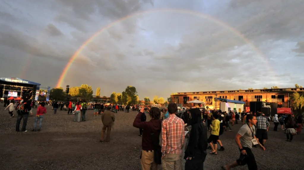 Při zahájení festivalu se na obloze objevila duha