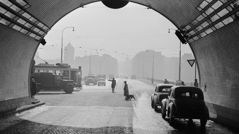 Výjezd z Letenského tunelu krátce po otevření v roce 1953
