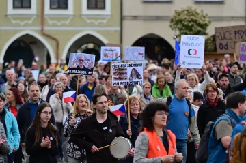 Ve dvanácti krajských městech se sešli lidé k podpoře ČT a ČRo
