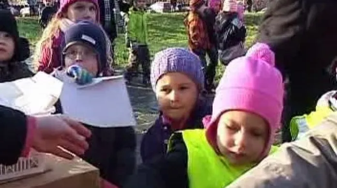Děti z Přerova posílají dopisy Ježíškovi speciální balónovou poštou.