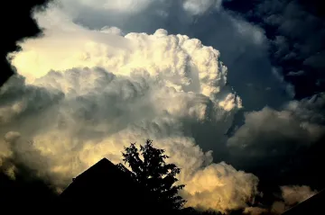 Na Moravě a ve Slezsku v noci na čtvrtek hrozí silné bouřky