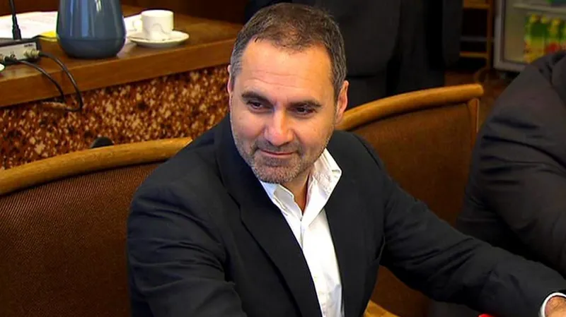 Bývalý rocker Jan Kalousek byl jedním z lídrů ODS v pražských komunálních volbách 2010 - tím pádem i jedním z kandidátů na primátora. Ve volbách sice uspěl, později byl ale obžalován z pojistného podvodu, kvůli tomu pozastavil členství v ODS a odstoupil z placeného postu předsedy výboru pro informatiku a evropské fondy na magistrátu. Mandátu zastupitele se ale odmítl vzdát.