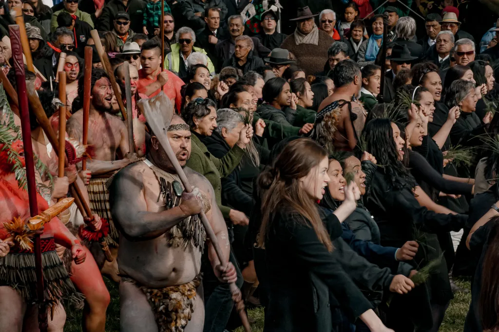 Te Urewera – žijící předkové lidu Tūhoe (Te Urewera – The Living Ancestor of Tūhoe People) – Příslušníci maorského kmene Tūhoe tančí tradiční haka a vítají vládní úředníky. Ti přijeli na Den usmíření Tūhoe a Koruny (2014), kdy se vláda formálně omluvila za historické nespravedlnosti