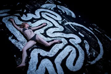 Dekadentní trialog. Black Out nabízí jinou perspektivu