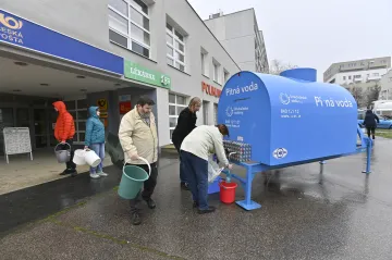 Poškozený vodovod v Praze 13 je opraven. Voda z kohoutků začně téct kolem poledne