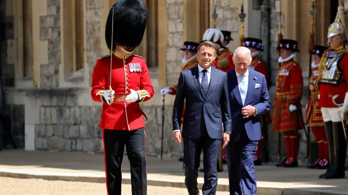 Britský král Karel III. a francouzský prezident Emmanuel Macron během slavnostního uvítání na hradě Windsor (8. 7. 2025)