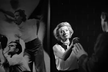 Kdo s koho? Divadelní talkshow s Leni Riefenstahlovou nepřepnete