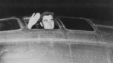 Paul Tibbets v kokpitu bombardéru Enola Gay