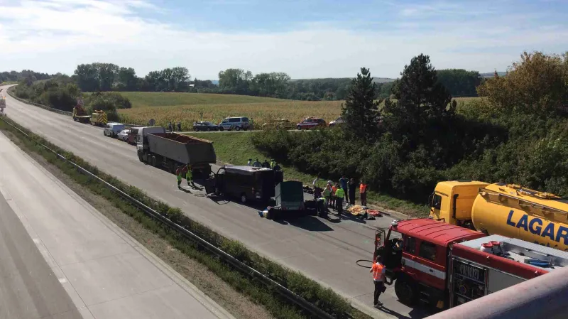 Srážka dodávky a kamionu