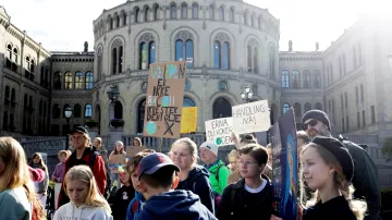 Protest před parlamentem v norském Oslu