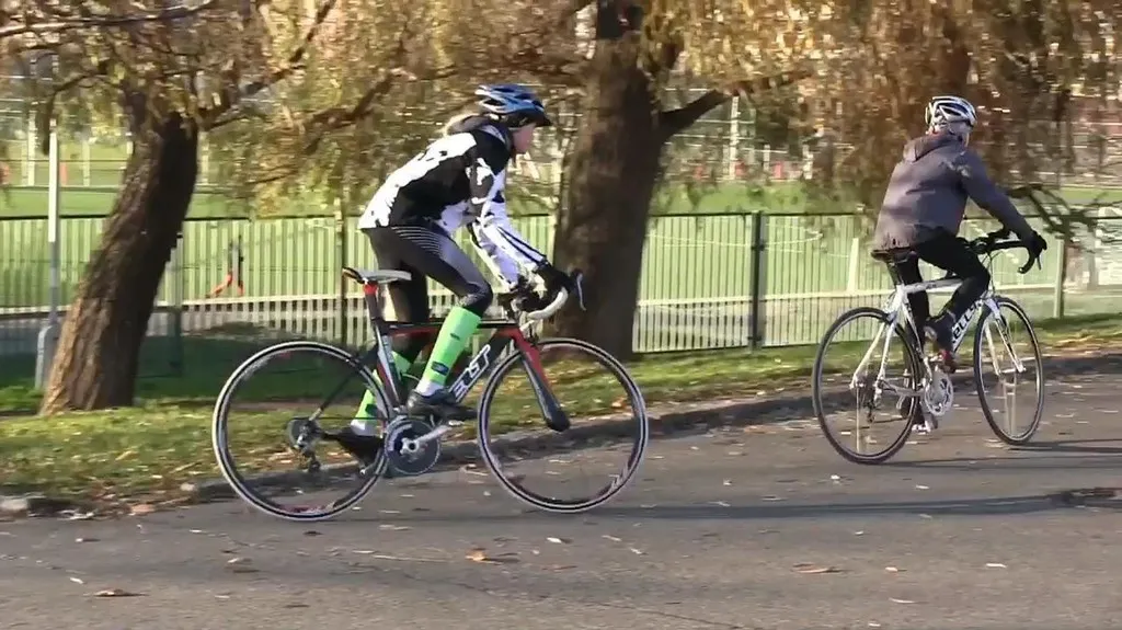 Mladí triatlonisté při tréninku