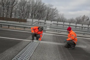 Nemožné na počkání, zázraky do deseti dnů? Na D8 není asfalt, otevření 17. 12. prý platí