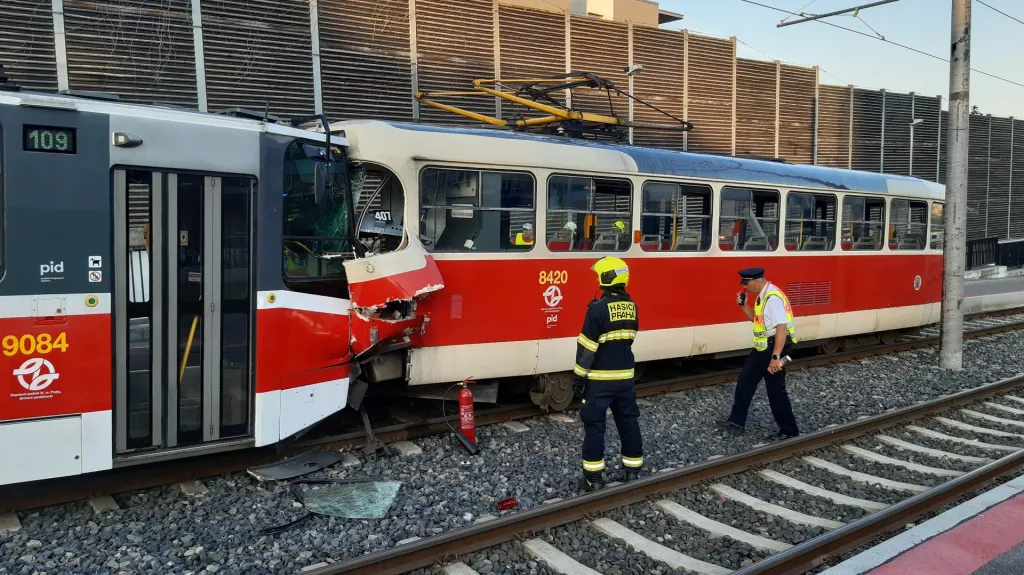 Zásah hasičů a policistů u srážky tramvají v Praze