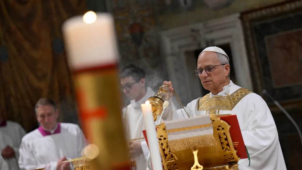 Papež Lev XIV. slouží mši v Sixtinské kapli ve Vatikánu