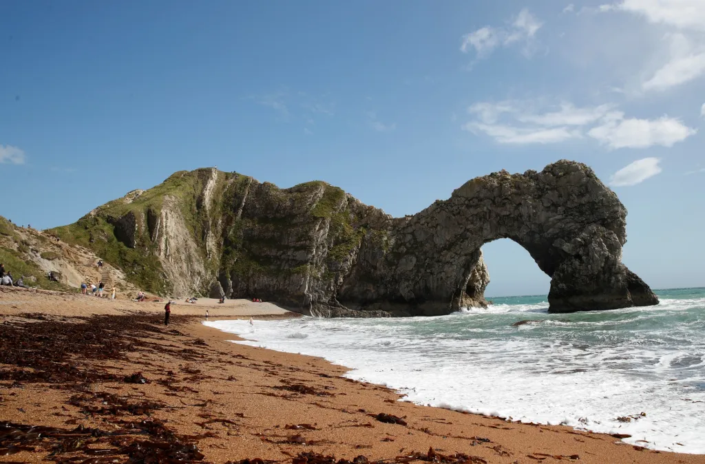 Pobřeží v jižní části Anglie Jurassic Coast navštěvuje v době koronavirových opatření více turistů