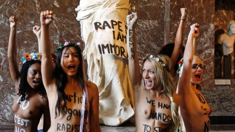 Aktivistky Femen v Louvru