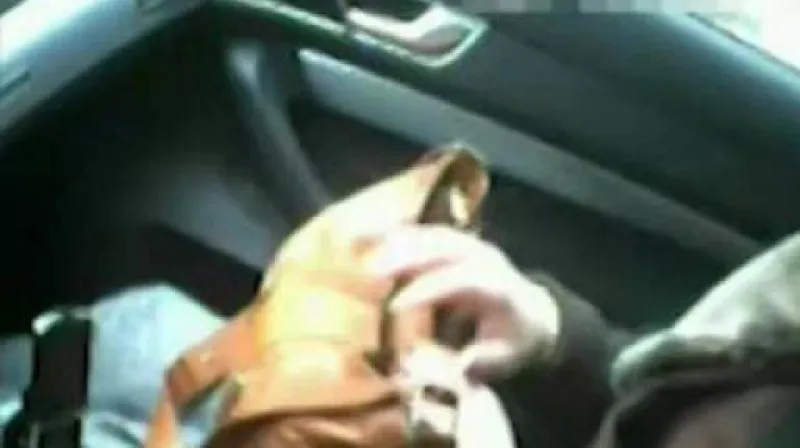 Videozáznam: Zdeňka Tůmová přebírá peníze od neznámého muže