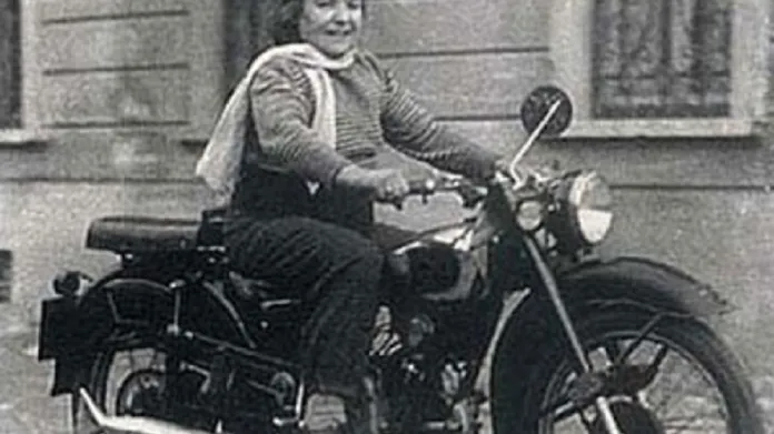 Alfonsina Stradová na motorce