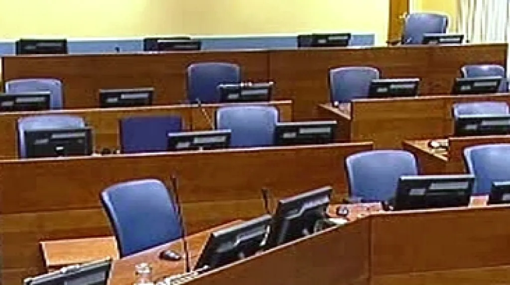 Karadžičova židle zůstala i druhý den procesu prázdná