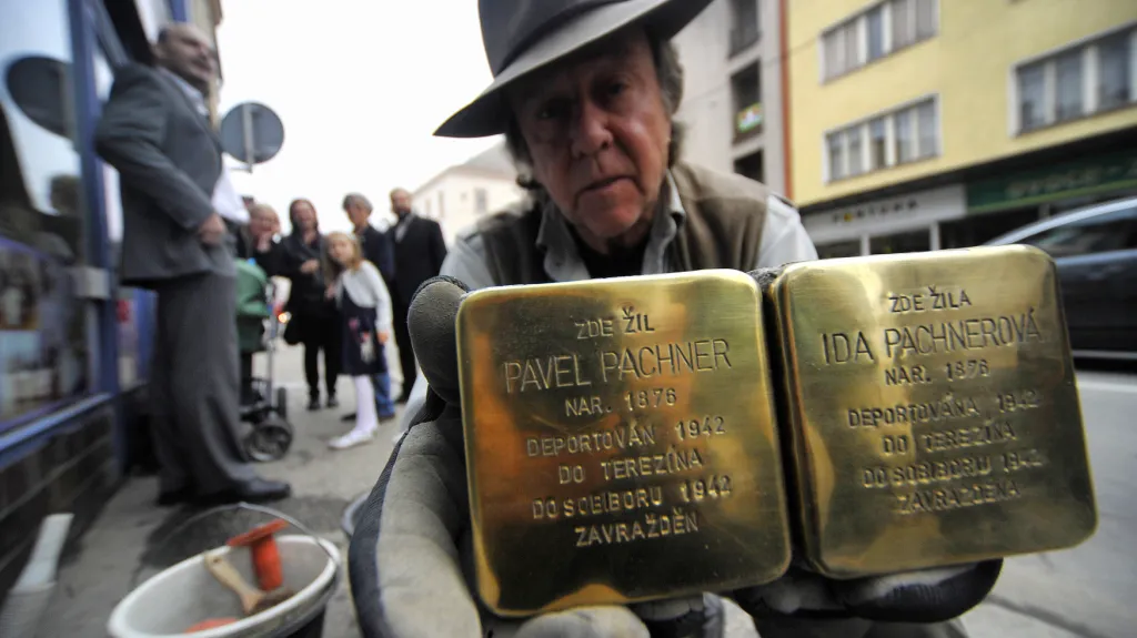 Gunter Demning s památnými kameny