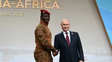 Vůdce junty Burkina Fasa Ibrahim Traoré s ruským diktátorem Vladimirem Putinem na rusko-africkém summitu v Petrohradu (červenec 2023)