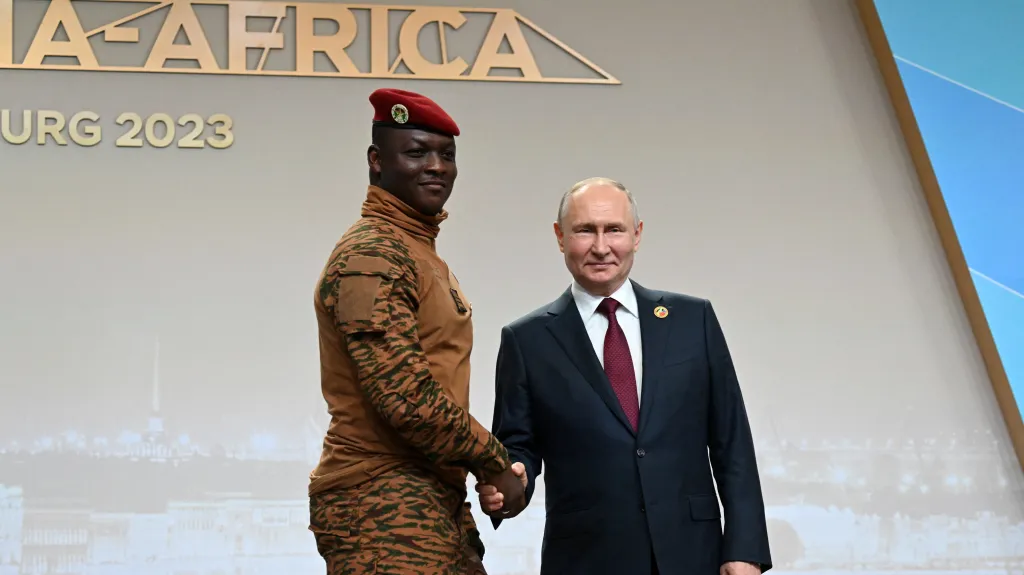 Vůdce junty Burkina Fasa Ibrahim Traoré s ruským diktátorem Vladimirem Putinem na rusko-africkém summitu v Petrohradu (červenec 2023)