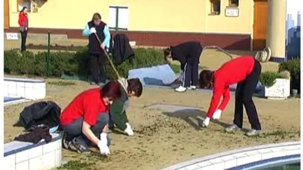 Brigádníci v Majetíně uklízejí koupaliště