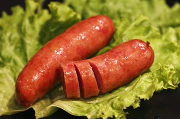 Vitamin C může hrát zásadní roli v neutralizaci uzenin