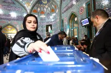 Volební místnosti v Íránu se zavíraly na třikrát. Část lidí hlasování bojkotovala