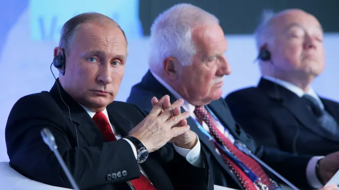 Vladimir Putin s ostatním řečníky během konference Valdajského klubu