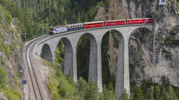 Svezení Albulským průsmykem patří k nejlákavějším železničním zážitkům ve Švýcarsku. Má ale bohatou konkurenci