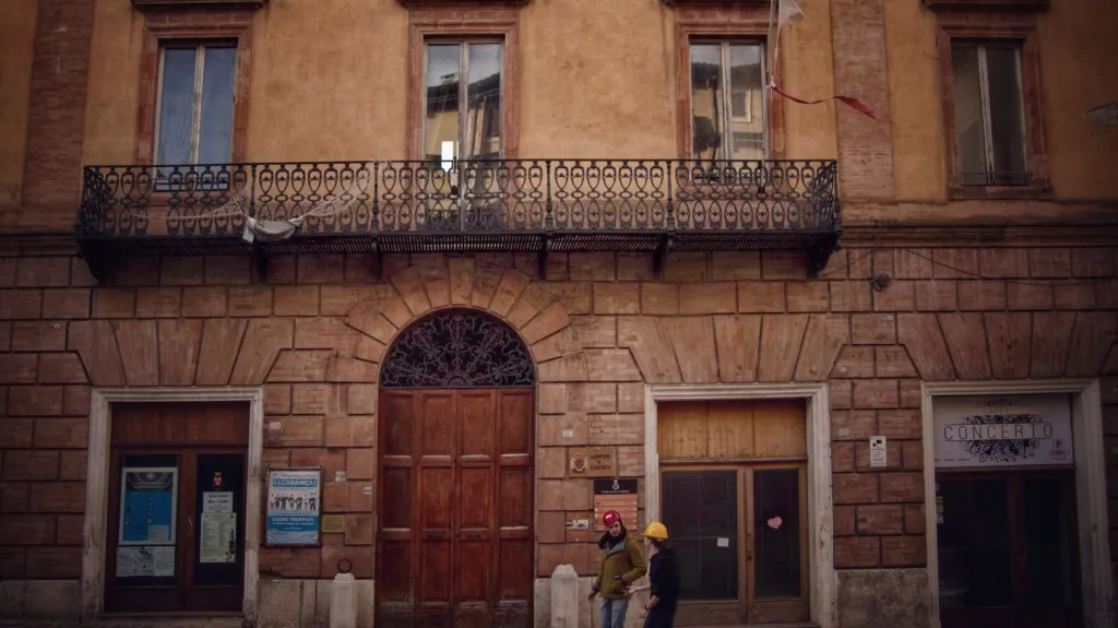 Dva roky v červené zóně. Jen za dva dny, kdy se v oblasti pohybujeme, naměří přístroje čtyři zemětřesení o síle až 1,5 stupně Richterovy škály