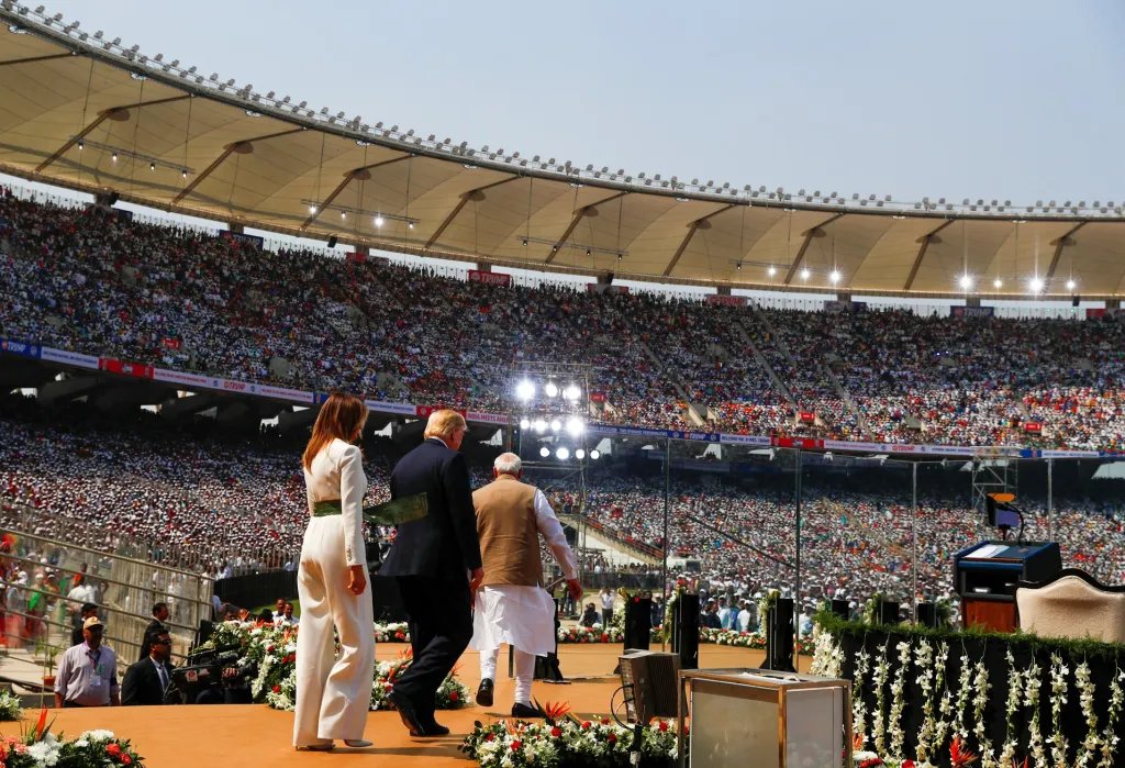 Na začátek celého pobytu prezidentský pár vystoupil s prohlášením k lidu Indie. Setkání se konalo před zcela zaplněným stadionem Sardar Patela Gujarata s kapacitou 110 tisíc návštěvníků