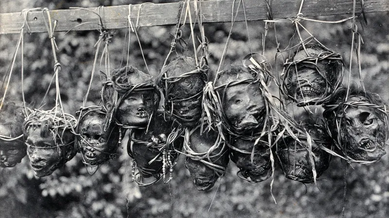 Lidské trofeje u kmene Dajaků na Borneu. Věřili, že jim přinesou prospěch a štěstí