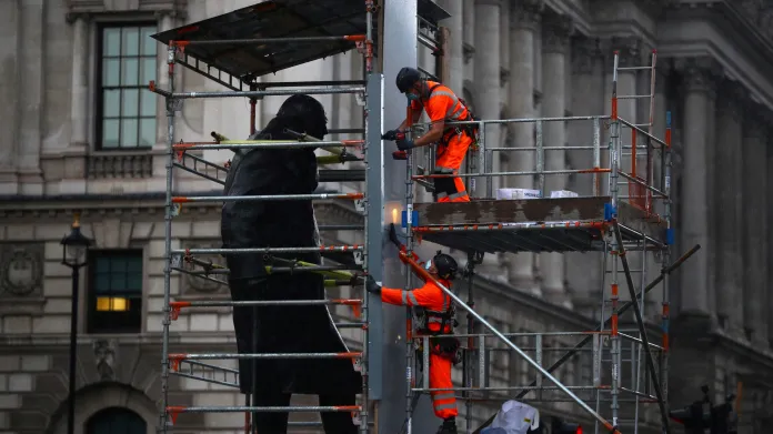Socha Winstona Churchilla v Londýně byla z bezpečnostních důvodů několik dní zakryta