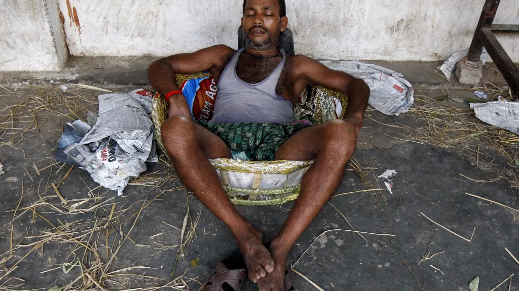 Obyvatel Kalkaty odpočívá na místním tržišti během horkého dne