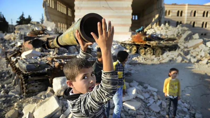 Děti si hrají v ruinách města