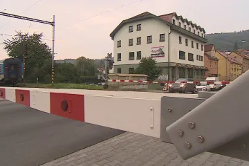 Závory každou chvíli dole a dlouhé kolony u přejezdu. Blansko chce přemostit železniční trať