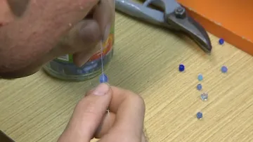 Navlékáním korálků cvičí klienti jemnou motoriku