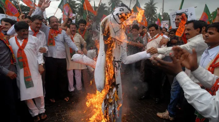 Figurína indického premiéra Manmohana Singha v plamenech