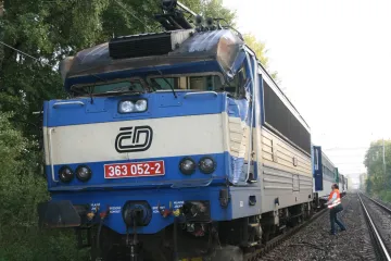 Železniční spojení mezi Prahou a Plzní zablokovala srážka vlaků