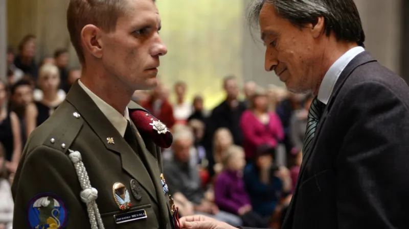 Jaroslav Mevald přebírá vyznamenaní