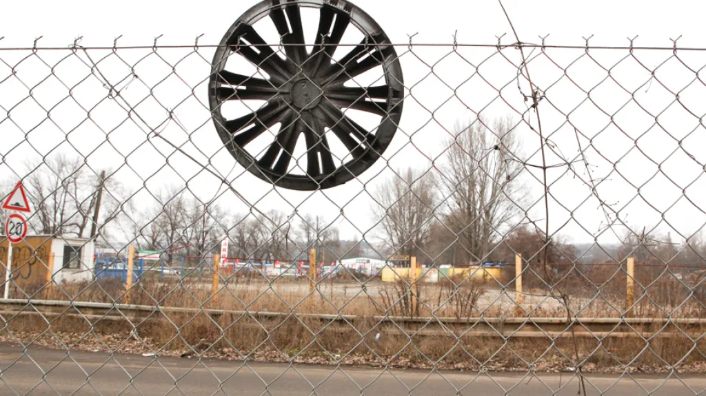 Plot opuštěného autobazaru na Libeňském ostrově