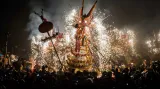 Lidé sledují představení ohnivého dragouna, který byl vyroben ze svítilen, lampionů a zábavné pyrotechniky v čínxké provincii Guangdong. V Číně vrcholí oslavy nového roku ohnivého Kohouta posledním dnem s názvem Latern Festival.