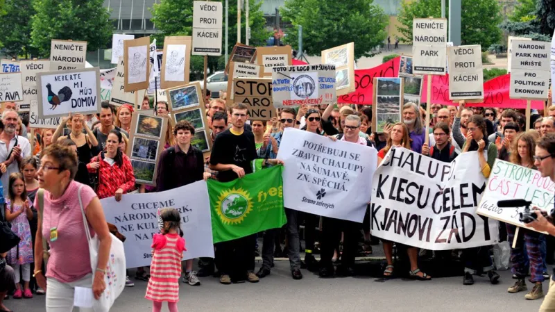 Demonstrace proti kácení na Šumavě
