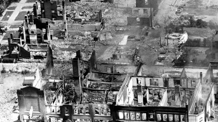 Po rasových nepokojích v Detroitu v červenci 1967 zůstaly v některých čtvrtích z obytných domů pouze vypálené ruiny.