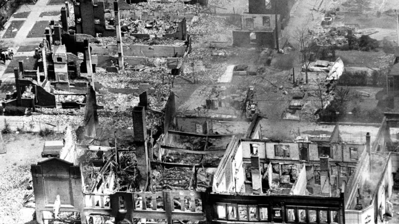 Po rasových nepokojích v Detroitu v červenci 1967 zůstaly v některých čtvrtích z obytných domů pouze vypálené ruiny.