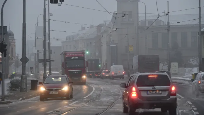 Doprava v Hodolanské ulici v Olomouci bývá často problematická, na cestě do Šternberka se tam řidiči zdrží i desítky minut
