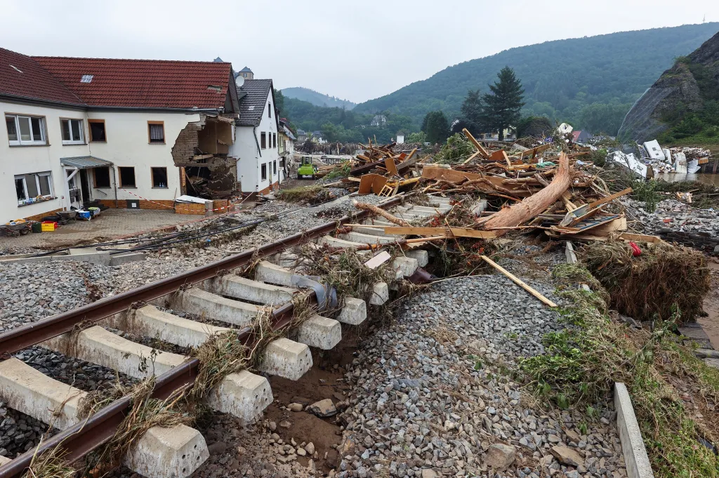 Záplavy poškodily koleje v obci Kreuzberg v Německu